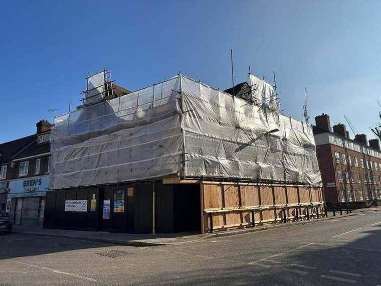Scaffold and sheeting around the demolition
