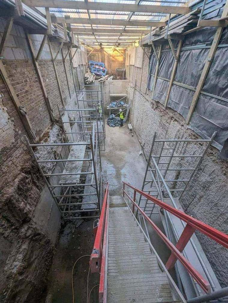 Temporary propping and scaffold in the excavation